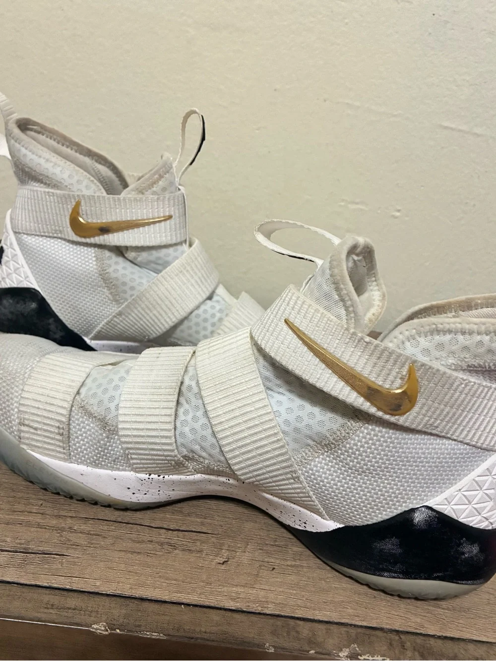 Nike Men’s LeBron Zoom Solider 11 Sneakers